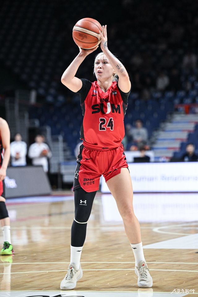 BNK 김소니아가 16일 부산 사직체육관에서 열린 신한은행과 ‘BNK금융 2025~2026 여자프로농구’ 개막전에서 자유투를 시도하고 있다. 김소니아는 이날 14점·6리바운드를 올리며 팀의 65-54 승리를 이끌었다. 사진제공｜WKBL