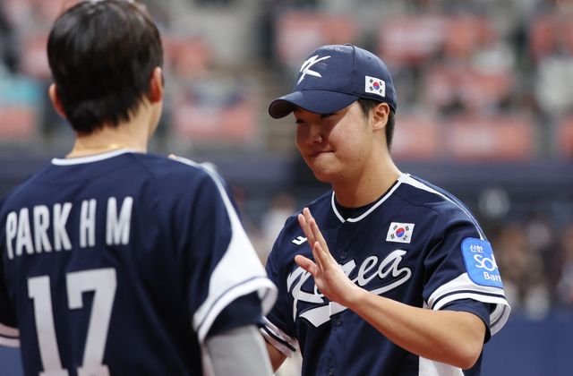 정우주(오른쪽)는 16일 도쿄돔서 열린 ‘K-베이스볼 시리즈’ 일본과 평가전 두 번째 경기에서 선발등판해 3이닝 무실점으로 상대 타선을 제압했다. 사진은 체코와 국내 평가전 등판한 정우주.｜뉴시스