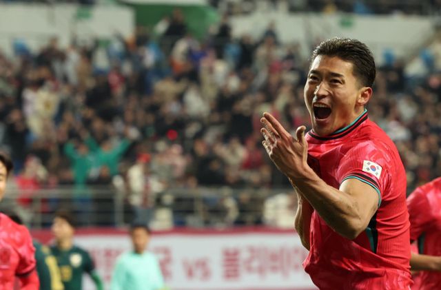 축구대표팀 조규성이 14일 대전월드컵경기장서 열린 볼리비아 평가전에서 후반 막판 쐐기골을 터트린 뒤 환호하고 있다. 대전｜뉴시스