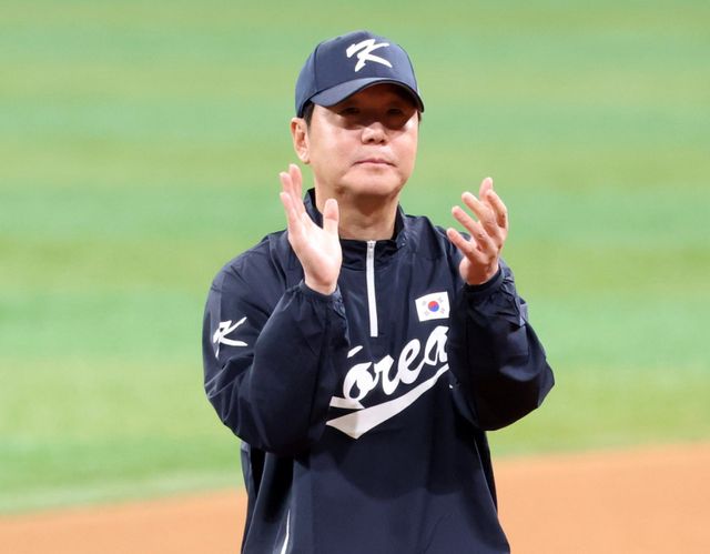 류지현 감독은 대표팀 지휘봉을 잡은 이후 다양한 작전 야구를 구사한다. 16일 도쿄돔에서 펼쳐진 ‘K-베이스볼 시리즈’ 일본과 평가전 두 번째 경기서는 3회말 더블스틸로 추가점을 냈다. 사진은 대표팀의 고척돔 훈련 도중 선수단에 박수를 보내는 류지현 감독.｜뉴시스