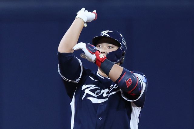 [서울=뉴시스] 조성우 기자 = 9일 오후 서울 구로구 고척스카이돔에서 열린 2025 K-베이스볼 시리즈 대한민국과 체코의 평가전 2차전 경기, 한국 9회초 공격 2사 주자 1루서 한동희가 1타점 2루타를 때린 뒤 세리머니를 하고 있다. 2025.11.09. xconfind@newsis.com