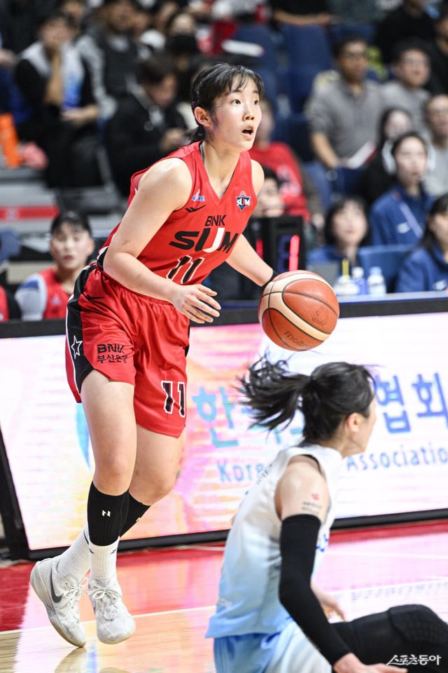 BNK 김정은(왼쪽)이 16일 부산 사직체육관에서 열린 신한은행과 ‘BNK금융 2025~2026 여자프로농구’ 개막전에서 공격을 시도하고 있다. 김정은은 이날 14점·5리바운드를 올리며 팀의 65-54 승리를 이끌었다. 사진제공｜WKBL