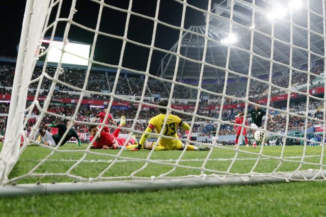 축구대표팀 조규성(가운데)이 14일 대전월드컵경기장서 열린 볼리비아 평가전에서 후반 박판 상대 수비수 견제에 넘어지면서도 집중력을 잃지 않고 공을 골문에&nbsp;밀어넣고 있다. 대전｜뉴시스