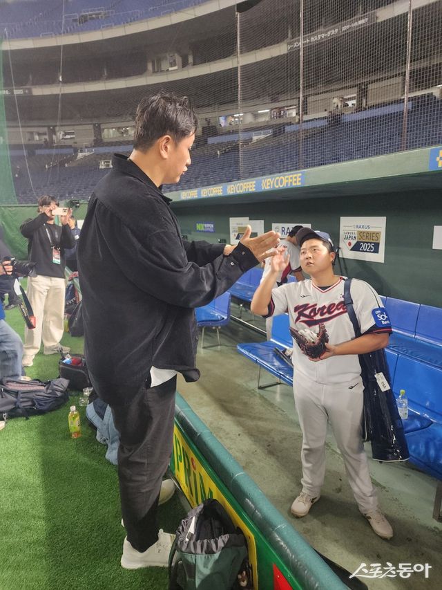 한동희(오른쪽)는 ‘K-베이스볼 시리즈’가 열린 도쿄서 롤모델 이대호를 만나 아낌없는 칭찬을 받았다. 갈고닦은 기량을 국제경기와 내년 증명하겠다는 각오다. 도쿄｜박정현 기자
