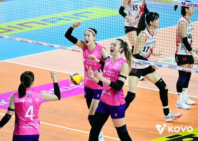 흥국생명 레베카(가운데)가 16일 인천삼산월드체육관에서 벌어진 정관장과 V리그 여자부 2라운드 원정경기에서 득점한 뒤 동료들과 기뻐하고 있다. 레베카가 21점을 뽑은 흥국생명이 3-0으로 이겼다. 사진제공│KOVO