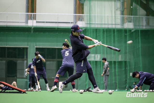 롯데 선수들이 13일 일본 미야자키에서 열린 마무리캠프 도중 야간 타격 훈련을 소화하고 있다. 사진제공｜롯데 자이언츠
