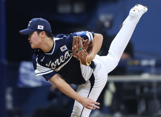 정우주는 16일 도쿄돔서 열린 ‘K-베이스볼 시리즈’ 일본과 평가전 두 번째 경기에서 선발등판해 3이닝 무실점으로 상대 타선을 제압했다. 사진은 체코와 국내 평가전 등판한 정우주.｜뉴시스