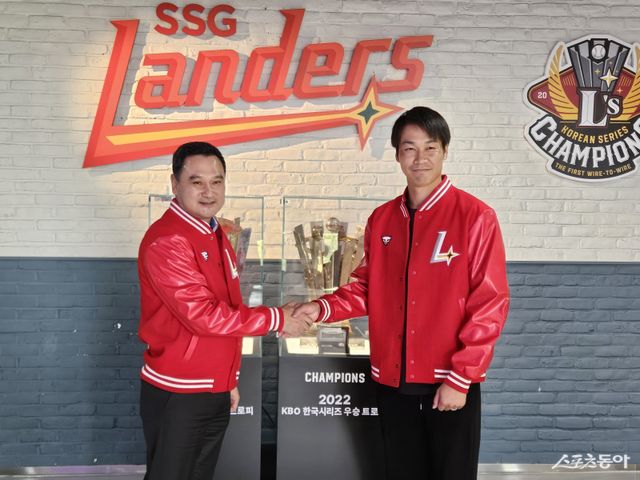 SSG가 아시아쿼터 선수로 일본 야구국가대표팀 출신의 우완 다케다 쇼타(오른쪽)를 영입했다. 다케다가 16일 인천 미추홀구의 구단 사무실에서 김재섭 구단 대표이사와 악수하고 있다. 사진제공｜SSG 랜더스