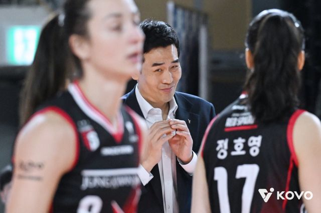 고희진 정관장 감독(가운데)은 16일 인천삼산월드체육관에서 열릴 흥국생명과 V리그 여자부 2라운드 원정경기를 앞두고 부친상으로 팀을 떠난 자네테를 향한 위로를 전했다. 자네테가 없는 자리는 이선우가 메울 예정이다. 사진제공│KOVO