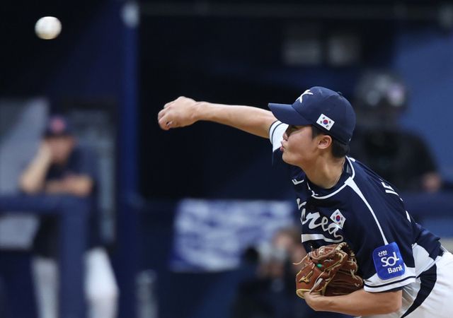 정우주는 16일 도쿄돔서 열린 ‘K-베이스볼 시리즈’ 일본과 평가전 두 번째 경기에서 선발등판해 3이닝 무실점으로 상대 타선을 제압했다. 사진은 체코와 국내 평가전 등판한 정우주.｜뉴시스