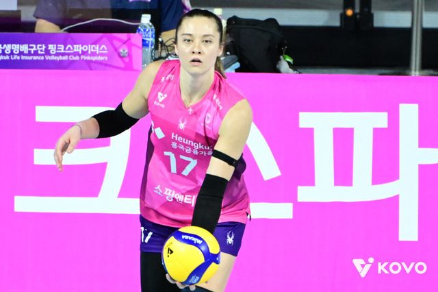흥국생명 레베카(오른쪽)가&nbsp;16일 인천삼산월드체육관에서 벌어진 정관장과 V리그 여자부 2라운드&nbsp;원정경기에서 서브를 준비하고 있다.&nbsp;레베카가 21점을 뽑은 흥국생명이 3-0으로 이겼다. 사진제공│KOVO