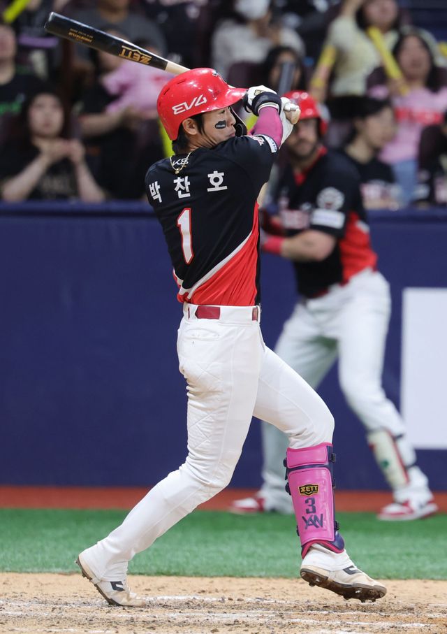 FA 최대어 박찬호의 두산 베어스행이 임박했다. 젊은 선수들의 성장을 노렸던 두산이 확실한 기둥을 세우는 쪽으로 노선을 결정한 것이다. 박찬호는&nbsp;공격·수비·주루 3박자를 정상급 유격수로 평가받는다. KIA 시절 박찬호. 뉴시스