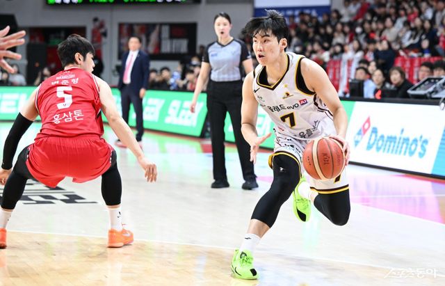 LG 최형찬(오른쪽)이&nbsp;16일 안양 정관장 아레나에서 열린 정관장과 원정경기서 변준형의 수비를 따돌리고 돌파를 시도하고 있다. 최형찬의 3쿼터 맹활약 덕분에 LG가 역전승을 거두고 1위를 지켰다. 사진제공｜KBL