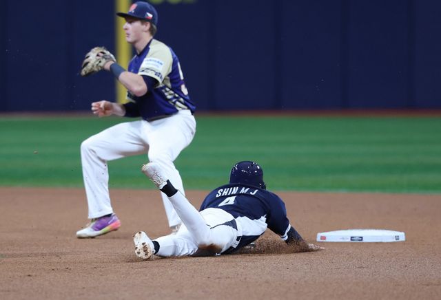 류지현 감독은 대표팀 지휘봉을 잡은 이후 다양한 작전 야구를 구사한다. 16일 도쿄돔에서 펼쳐진 ‘K-베이스볼 시리즈’ 일본과 평가전 두 번째 경기서는 3회말 더블스틸로 추가점을 냈다. 사진은 체코 평가전 신민재(오른쪽)의 도루 장면.｜뉴시스