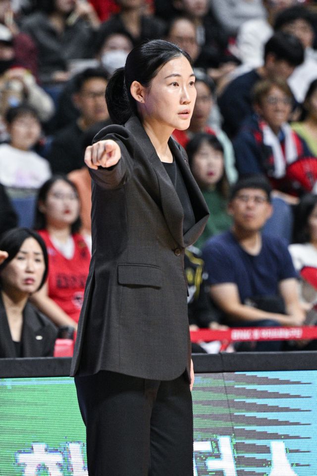 박정은 BNK 감독이 16일 부산 사직체육관에서 열린 신한은행과 ‘BNK금융 2025~2026 여자프로농구’ 개막전에서 작전을 지시하고 있다. BNK는 이날 65-54의 승리로 쾌조의 스타트를 끊었다. 사진제공｜WKBL