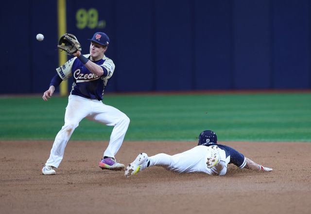 류지현 감독은 대표팀 지휘봉을 잡은 이후 다양한 작전 야구를 구사한다. 16일 도쿄돔에서 펼쳐진 ‘K-베이스볼 시리즈’ 일본과 평가전 두 번째 경기서는 3회말 더블스틸로 추가점을 냈다. 사진은 체코 평가전 안현민(오른쪽)의 도루 장면.｜뉴시스