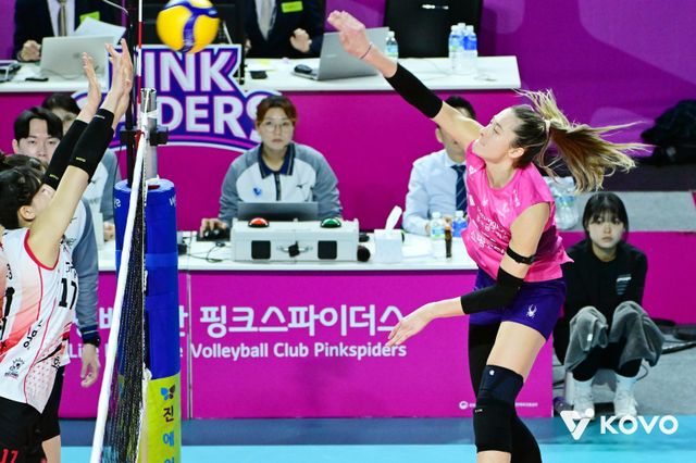 흥국생명 레베카(오른쪽)가 16일 인천삼산월드체육관에서 벌어진 정관장과 V리그 여자부 2라운드&nbsp;원정경기에서 스파이크를 날리고 있다. 레베카가 21점을 뽑은 흥국생명이 3-0으로 이겼다. 사진제공│KOVO