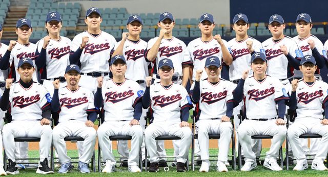 류지현 감독(왼쪽 다섯 번째)이 이끄는 한국 야구대표팀은 ‘K-베이스볼 시리즈’ 일본과 두 차례 평가전서 1무1패를 기록했다. 선수단 기량을 점검하며 내년 WBC에 기대할 점과 나아가야 할 점을 충분히 파악했다.｜뉴시스