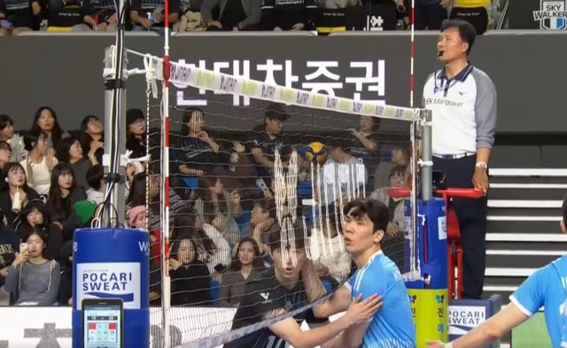 현대캐피탈 김규민(오른쪽)이 16일 대한항공과 홈경기 도중 얼굴에 공을 맞은 상대 김진영에게 사과하고 있다. 하지만 심판은 이를 네트터치라고 선언했다. 사진출처｜네이버 중계화면 캡처