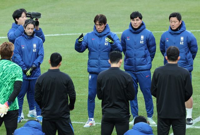 축구국가대표팀 주앙 아로수 코치, 홍명보 감독, 김동진 코치, 김진규 코치(왼쪽부터)가 17일 서울월드컵경기장에서 진행된 훈련에서 선수들에게 지시하고 있다. 상암｜뉴시스