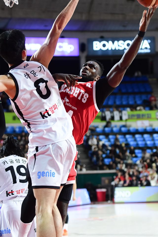 SK 자밀 워니(오른쪽)가 17일 잠실학생체육관에서 열린 KT전에서 하윤기와 리바운를 다투고 있다. 워니는 20점·10리바운드·12어시스트의 트리플더블을 작성하며 팀의 85-83 승리를 이끌었다.&nbsp;사진제공｜KBL