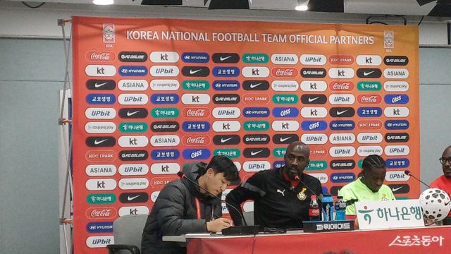 가나대표팀 오토 아도 감독(가운데)이 한국전을 하루 앞둔 17일 서울월드컵경기장서 열린 사전 기자회견에서 경기를 앞둔 각오를 전하고 있다. 상암｜남장현 기자