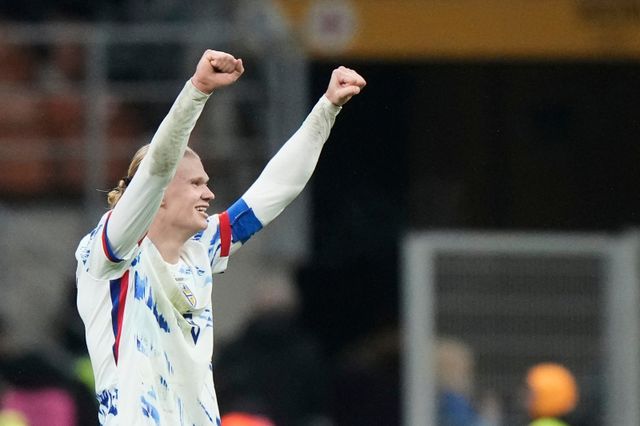 노르웨이 홀란이 17일(한국시간) 이탈리아 원정서 멀티골을 뽑고 북중미월드컵 본선행을 확정한 뒤 기뻐하고 있다. 밀라노(이탈리아)｜AP뉴시스