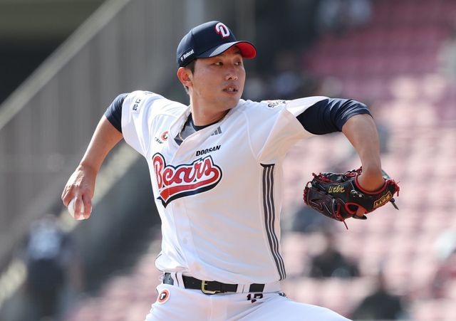 두산의 필승계투요원으로 활약했던 홍건희가 자유계약선수 신분이 됐다. 2021시즌이 끝나고 두산과 체결한 2+2년 계약의 ‘+2’ 옵션을 실행하지 않고 자유의 몸이 된 것이다. 홍건희가 보상에 구애받지 않고 10개 구단과 자유롭게 협상할 수 있게 되면서 FA 시장에도 지각변동이 일어날 전망이다. 두산 시절 홍건희. 스포츠동아 DB