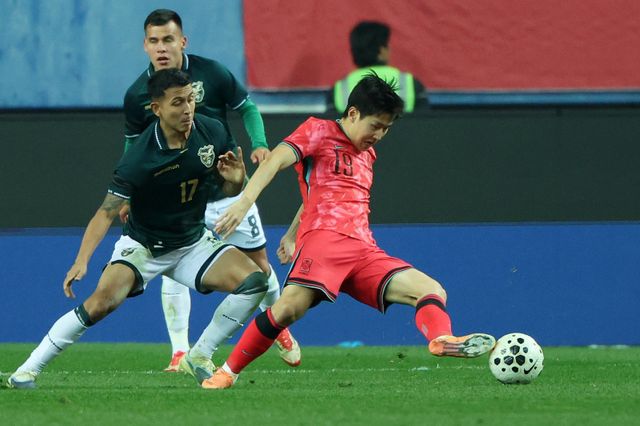 축구대표팀 이강인(오른쪽 2번째)이 14일 대전월드컵경기장서 열린 볼리비아 평가전 도중 상대 수비수들의 집중 견제를 뚫고 볼을 운반하고 있다. 대전｜뉴시스