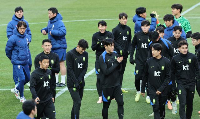 축구국가대표팀 선수단이 18일 펼쳐질 가나전을 하루 앞두고 서울월드컵경기장에서 몸을 풀고 있다. 상암｜뉴시스