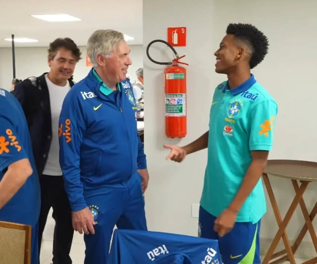 브라질축구대표팀에서 안첼로티 감독(왼쪽)과 에스테방(오른쪽) 사이에서 벌어진 훈훈한 일화가 눈길을 모은다. 대표팀 소집기간 안첼로티 감독이&nbsp;에스테방의 운전면허 시험 응시 요청을&nbsp;받아줬고, 에스테방은 평가전 선제 결승골로 사령탑의 믿음에 응답했다. 사진출처│브라질축구협회 인스타그램