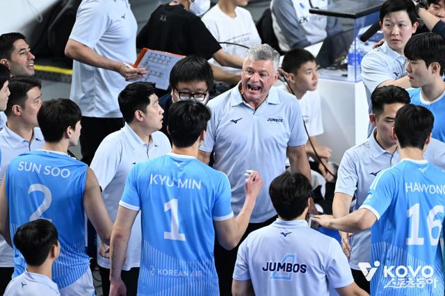 대한항공 헤난 달 조토 감독(가운데)이 16일 현대캐피탈과 원정경기 도중 선수들에게 작전을 지시하고 있다. 사진제공｜KOVO