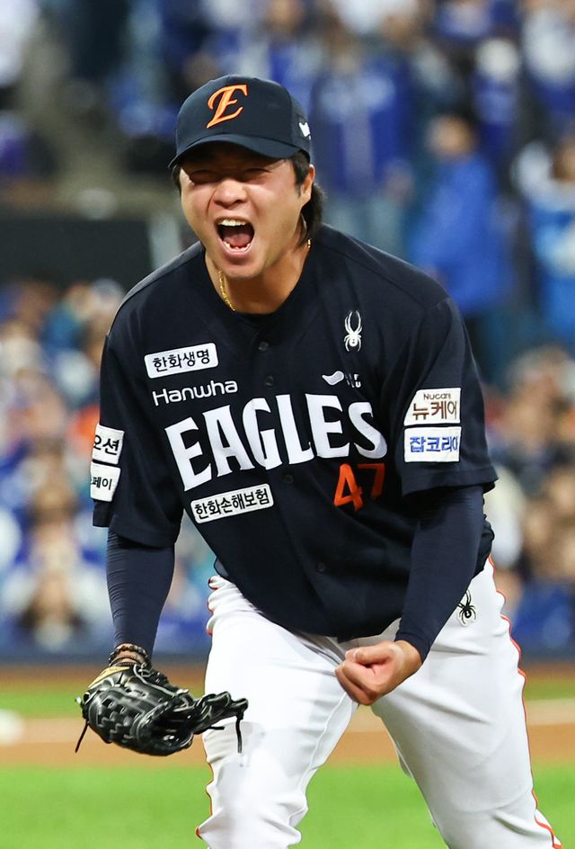 한화의 오프시즌 최우선 과제는 4번타자 노시환과 비FA 다년계약을 맺는 것이다. 내부 FA인 외야수 손아섭, 투수 김범수와 협상 속도는 그만큼 느릴 수밖에 없다. 10월 21일&nbsp;대구삼성라이온즈파크서 열린&nbsp;삼성과 플레이오프 3차전서 이닝을 마무리한 뒤 환호하는 김범수. 뉴시스