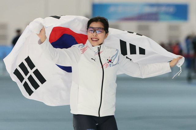 여자 스피드스케이팅의 기대주 이나현이 17일(한국시간) 솔트레이크시티에서 열린 ‘2025~2026시즌 ISU 월드컵 1차 대회’ 여자&nbsp;500m 2차 레이스에서 37초03의 기록으로&nbsp;동메달을 목에 걸었다. 뉴시스