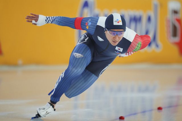 남자 스피드스케이팅 간판 김준호가 17일(한국시간) 솔트레이크시티에서 열린 ‘2025~2026시즌 ISU 월드컵 1차 대회’ 남자 500m 2차 레이스에서 33초78의 한국 신기록을 작성하며 동메달을 목에 걸었다. AP뉴시스