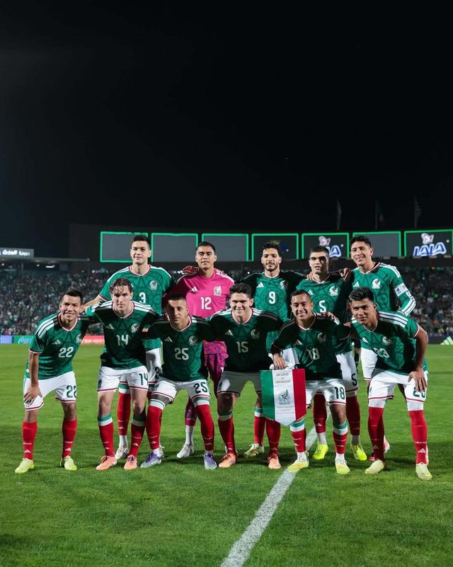 멕시코 축구국가대표팀 선수들이 16일(한국시간) 에스타디오 코로나에서 열린 우루과이와 홈경기 시작 전 기념촬영을 하고 있다. 멕시코는 이날 0-0 무승부를 기록하며 최근 5경기 무승을 이어갔다. 사진출처｜멕시코 축구국가대표팀 인스타그램