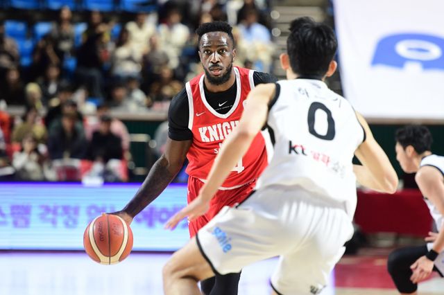 SK 자밀 워니(왼쪽)가 17일 잠실학생체육관에서 열린 KT전에서 하윤기의 수비를 뚫고 공격을 시도하고 있다. 워니는 20점·10리바운드·12어시스트의 트리플더블을 작성하며 팀의 85-83 승리를 이끌었다. 사진제공｜KBL