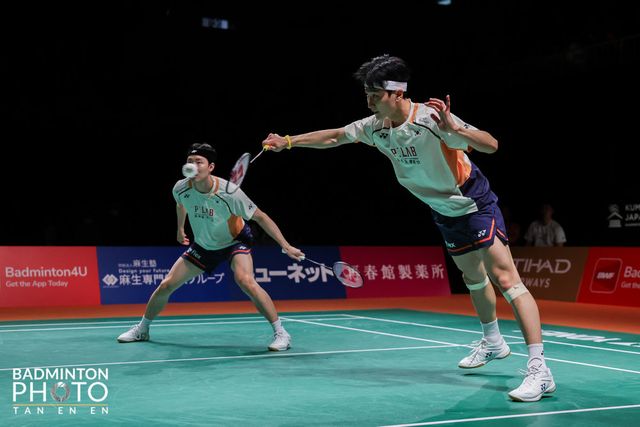 배드민턴국가대표팀 남자복식&nbsp;서승재(뒤)-김원호의 단일시즌 10승 달성을 놓고 BWF는&nbsp;1988년 남자복식 조로는 최초로 단일시즌 10승을 기록한 리용보-톈빙이 못지 않다고 칭찬을 아끼지 않았다. 사진은 17일 일본 구마모토 마스터즈 남자복식 결승에 출전한 서승재-김원호. 사진출처│대한배드민턴협회