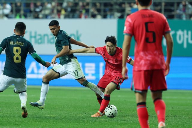 축구대표팀 이강인(오른쪽 2번째)이 14일 대전월드컵경기장서 열린 볼리비아 평가전 도중 상대 수비수들의 집중 견제를 뚫고 볼을 운반하고 있다. 대전｜뉴시스