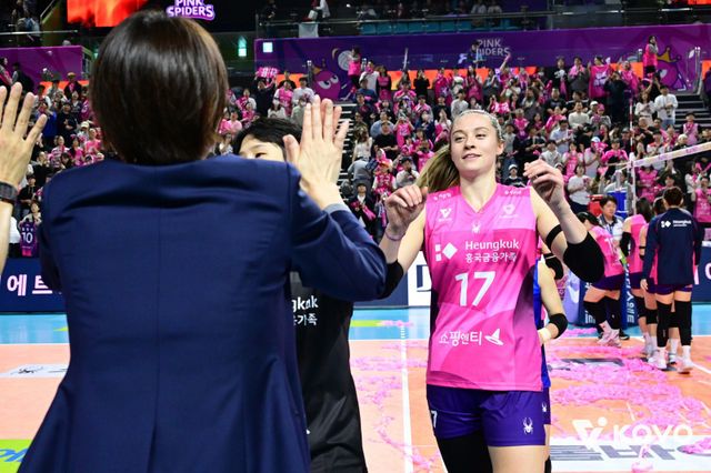 흥국생명 레베카(뒤)는 2021~2022시즌 IBK기업은행에서 실패를 맛봤지만 이번 시즌엔 주포로서 제 몫을 하고 있다. 4시즌만에 다시 밟은 V리그에서 종전보다 좋아진 타법, 힘, 경험 등을 앞세워 반드시 살아남겠다는 의지다. 사진제공│KOVO