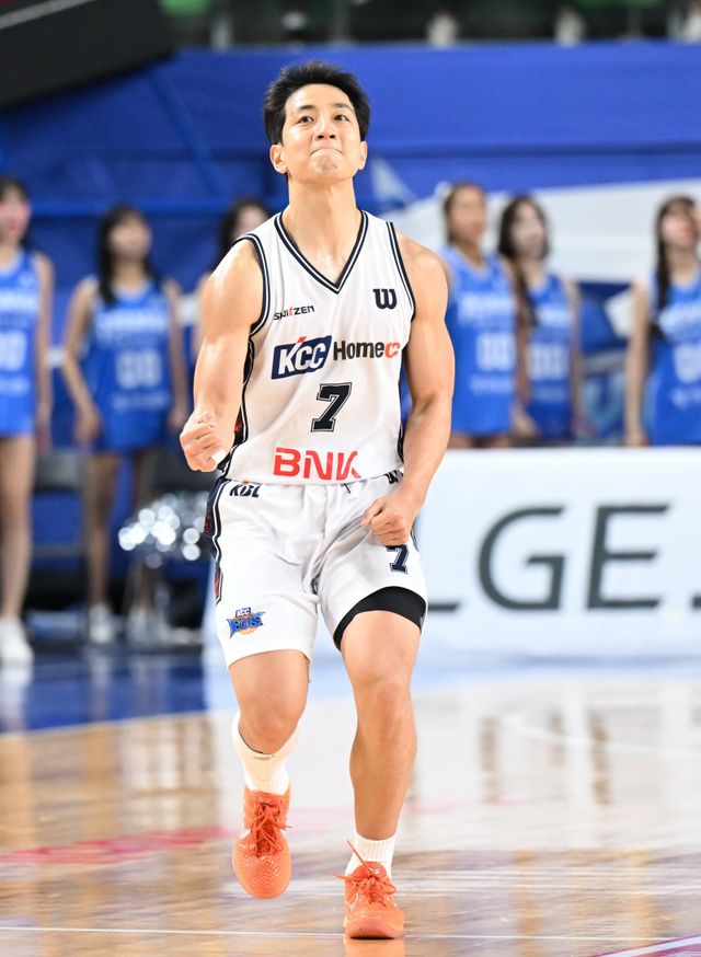 KCC 허훈(오른쪽)이 18일 대구체육관에서 벌어진 ‘2025~2026 LG전자 프로농구’ 가스공사와 원정경기에서 3점슛을 성공한 뒤 환호하고 있다. 허훈은 28점·7어시스트의 활약으로 팀의 94-93 승리를 이끌었다. 사진제공｜KBL