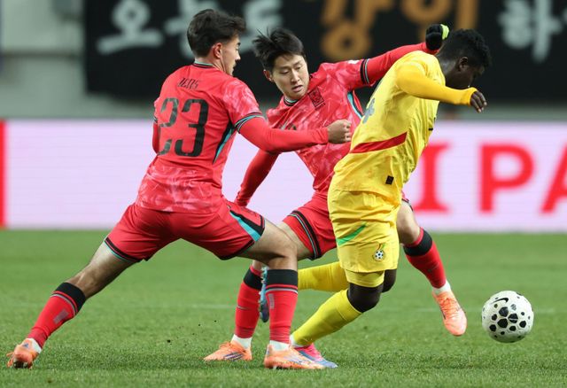 축구대표팀 옌스 카스트로프(23번)와 이강인이 18일 서울월드컵경기장서 열린 가나 평가전서 상대 선수의 돌파를 저지하고 있다. 상암｜뉴시스