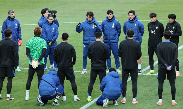 축구국가대표팀 선수들이 17일 서울월드컵경기장에서 열린 훈련 도중 홍명보 감독(가운데)의 말을 듣고 있다. 상암｜뉴시스
