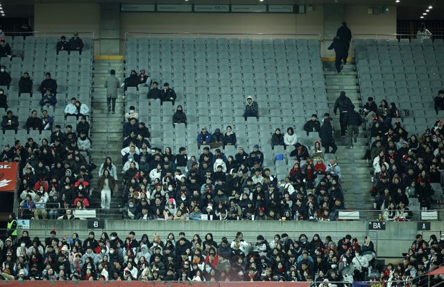 18일 서울월드컵경기장에서 열린 한국-가나전은 많은 관중을 동원하지 못했다. 추위와 함께 대표팀을 향한 싸늘한 민심이 다시 한번 확인됐다. 상암｜뉴시스