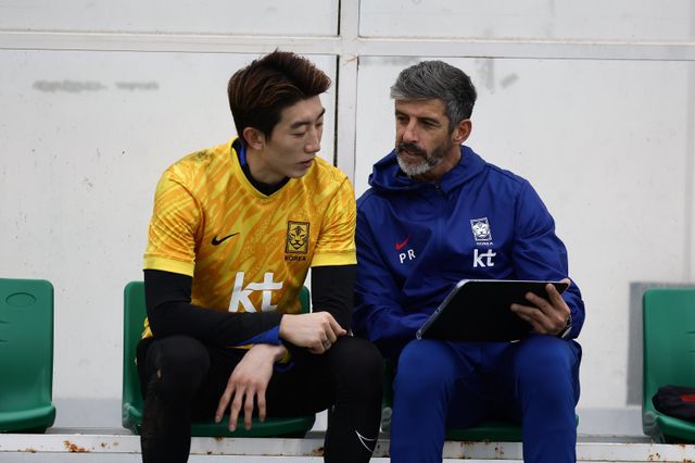 페드로 로마 대표팀 골키퍼코치(오른쪽)가 10월 고양종합운동장 보조경기장에서 열린 대표팀 훈련 도중 골키퍼 조현우에게 지시하고 있다. 사진제공｜대한축구협회