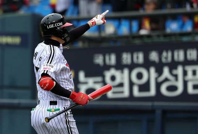 박해민은 2026시즌 어떤 유니폼을 입고 뛰게 될까. 대표팀 일정을 마무리하고 귀국한 그는 본격적으로 FA 협상 테이블에 나선다.｜뉴시스