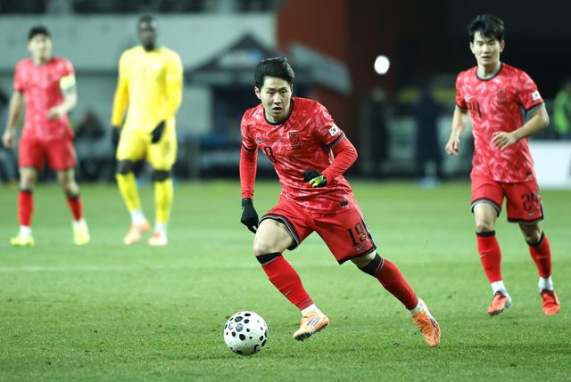 축구대표팀 이강인이 18일 서울월드컵경기장에서 열린 가나 평가전에서 드리블을 하고 있다. 상암｜뉴시스