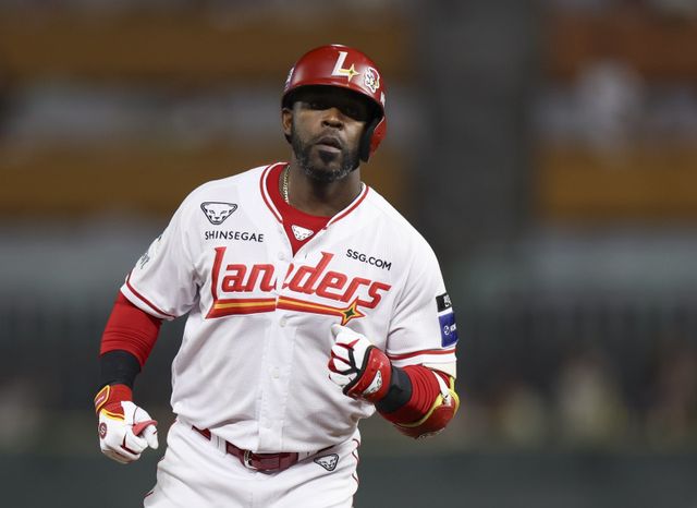 올해로 3회째를 맞은 KBO 수비상의 수상자 9명이 모두 결정됐다. 외야수 좌익수 부문 수상자인 SSG 기예르모 에레디아는 2023년부터 3년 연속 수상에 성공했다. 뉴시스