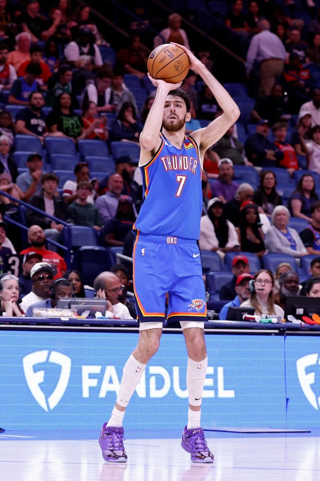 오클라호마시티 쳇 홈그렌이 18일(한국시간) 스무디킹 센터에서 열린 뉴올리언스와 원정경기 도중 슛을 시도하고 있다. 뉴올리언스(미 루이지애나주)｜AP뉴시스