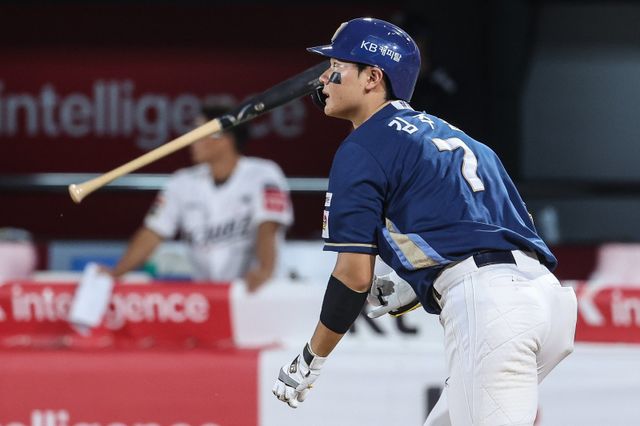 올해로 3회째를 맞은 KBO 수비상의 수상자 9명이 모두 결정됐다. 가장 경쟁이 치열했던 유격수 부문에선 NC 김주원이 투표점수에서 두산 박찬호를 제치고 수상의 영광을 안았다. 사진제공｜NC 다이노스